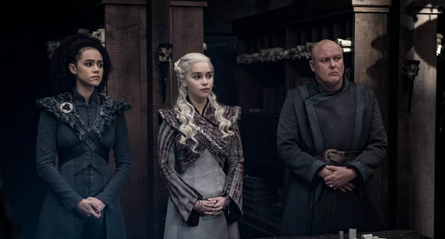 Missandei (Nathalie Emmanuel), Daenerys Targaryen (Emilia Clarke) y Lord Varys (Conleth Hill)