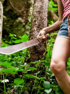 Imagen de una mujer con machete