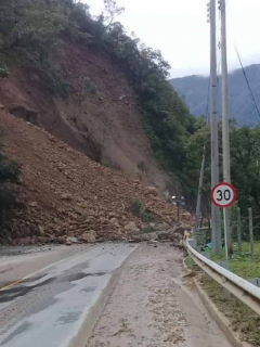 Deslizamientos en vía al Llano