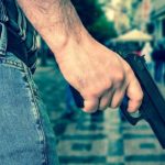 Hombre con arma de fuego