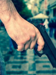 Hombre con arma de fuego