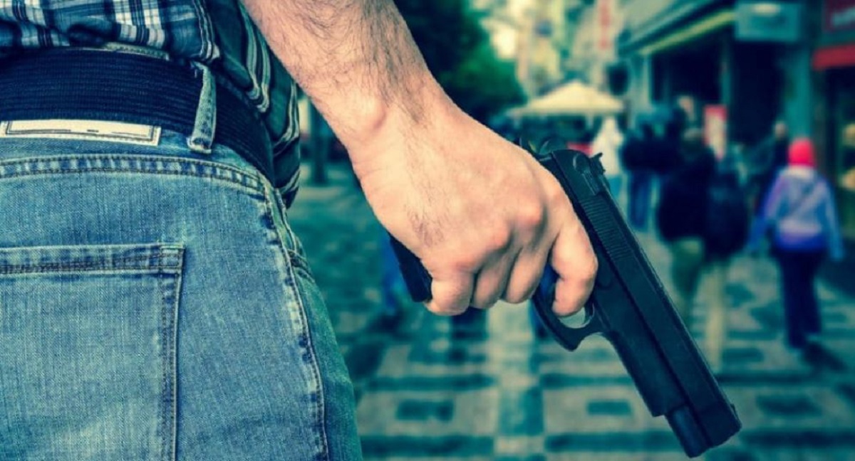 Hombre con arma de fuego