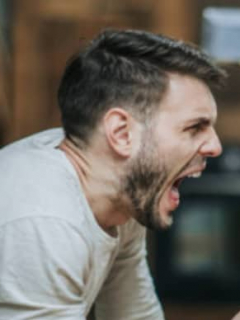 Pareja discutiendo