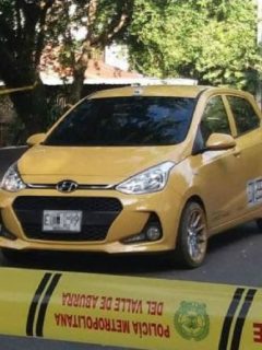 Mujer muerta en un taxi