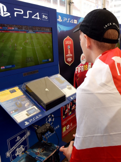 Jóvenes jugando videojuegos