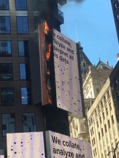 Fuego en el Times Square en Nueva York