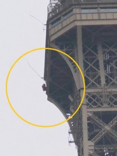 Hombre escala Torre Eiffel