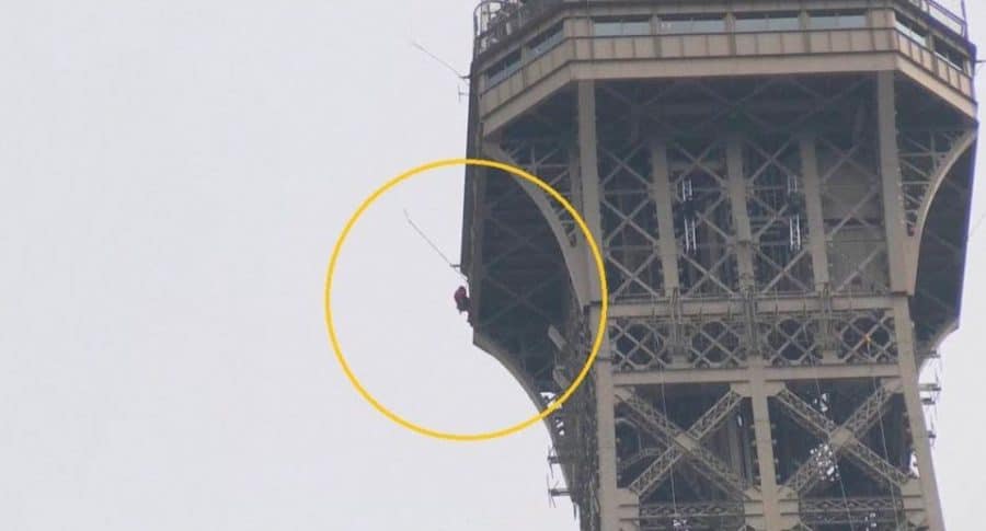 Hombre escala Torre Eiffel
