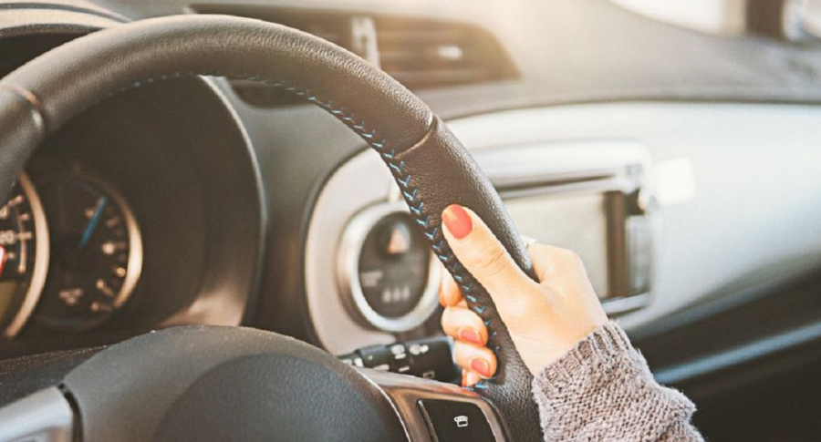 Mujer al volante