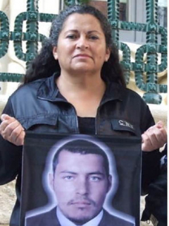 Álvaro Uribe y Luz Marina Bernal con la foto de su hijo Fair Leonardo Porras Bernal.