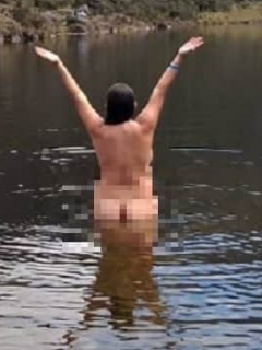 Tatiana Reyes desnuda en la laguna de Santurbán