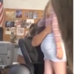 Profesor toca a adolescente.