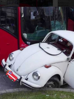 Volswagen blanco embestido por Transmilenio