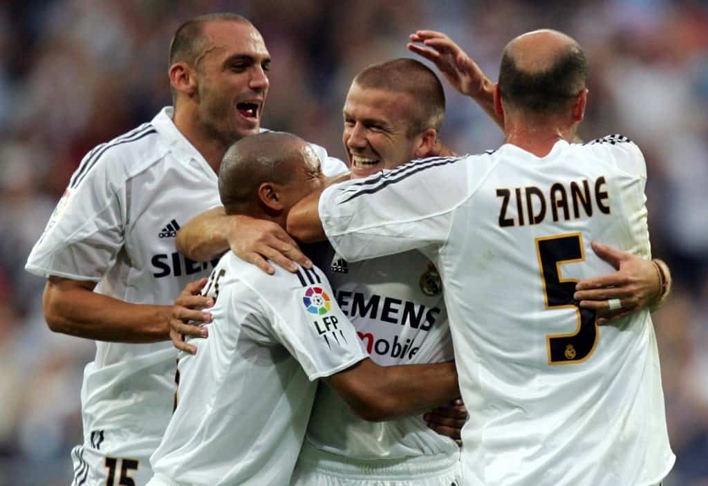 Raúl Bravo (izq.) junto a otros jugadores del Real Madrid