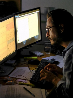 Hombre frente a computador