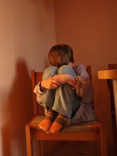 Hombre maltrata a niño.