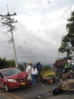 Auto rojo que atropelló motos