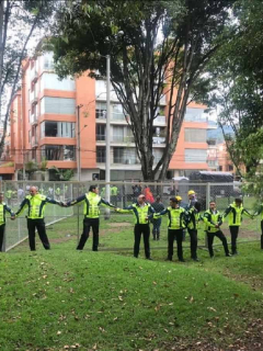 Personas cercando construcción de antena en parque.