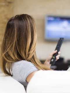 Mujer viendo televisión