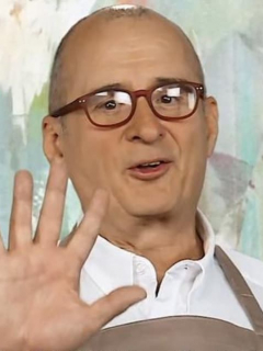 Jota Mario Valencia, presentador.