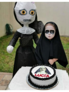 Niña disfrazada de 'La monja'