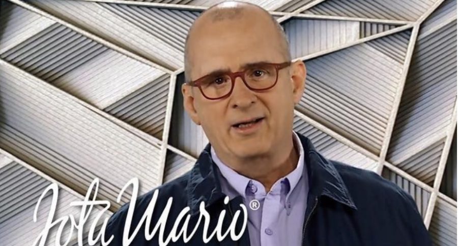 Jota Mario Valencia, presentador.