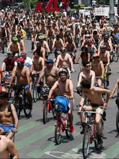 Ciclistas desnudos por calles de Ciudad de México