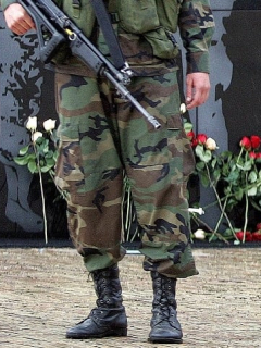 Militares con rosas