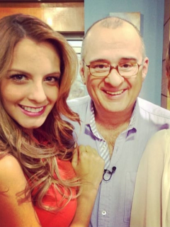 Laura Acuña y Jota Mario Valencia, presentadores.