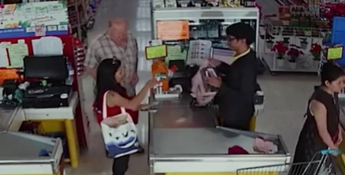 Hombre robando en supermercado.