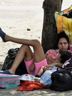 Mujer con niño en brazos
