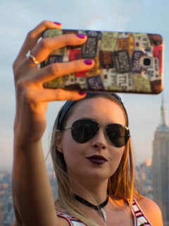 Joven toma selfi.