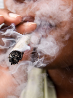 Persona fumando marihuana
