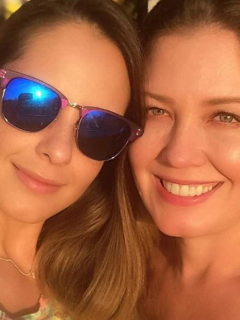 Laura Acuña, presentadora, y su hermana Elizabeth.