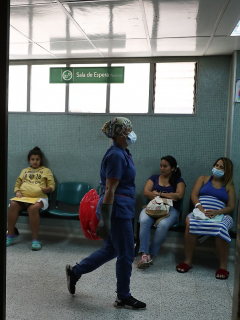 Venezolanas esperando atención médica