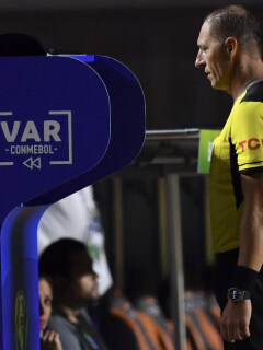 Árbitro Néstor Pitana en el VAR