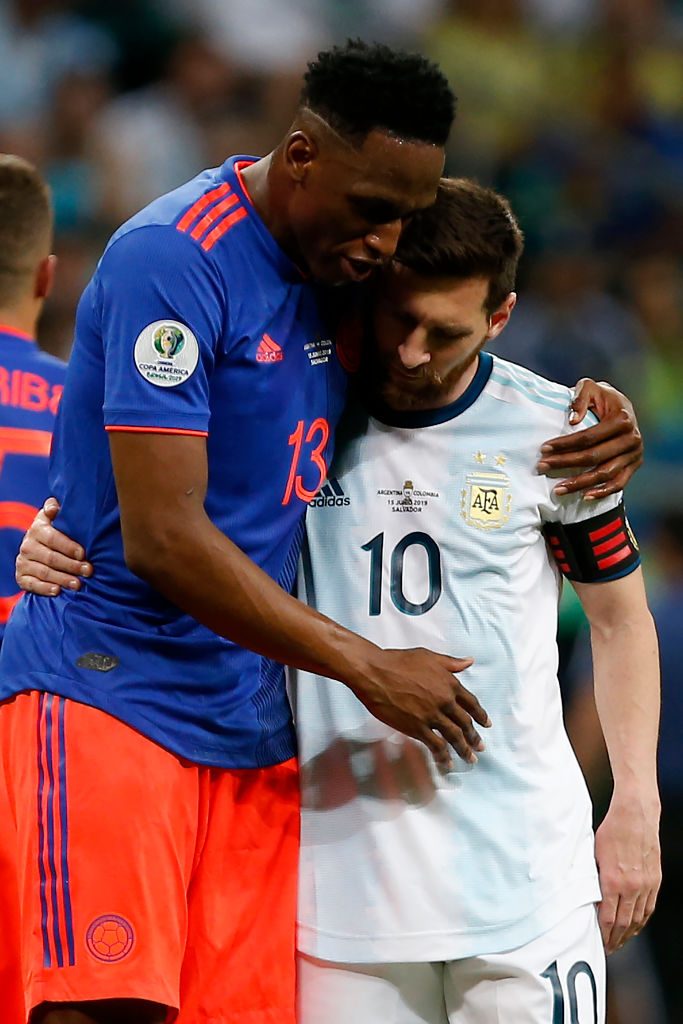 Yerry Mina y Lionel Messi