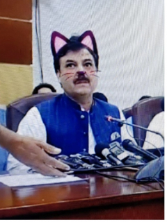Ministro pakistaní con filtro de gato.
