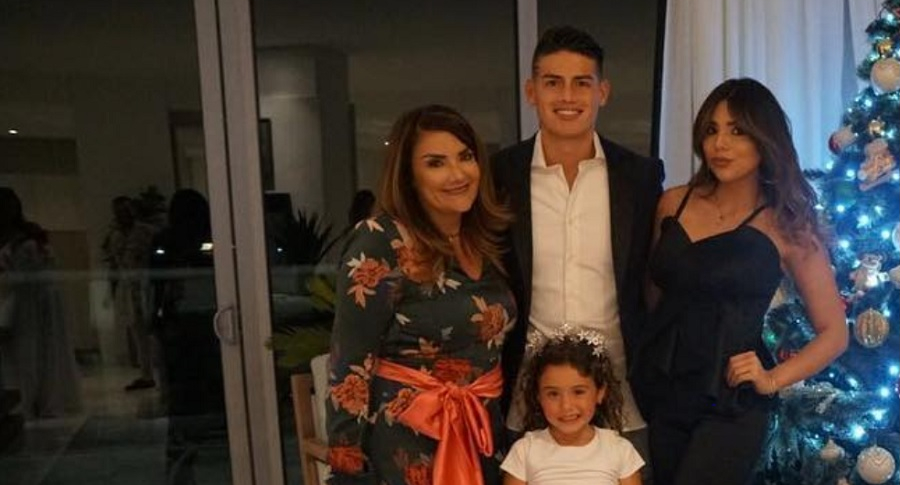 James Rodríguez, futbolista, con su mamá, Pilar Rubio; su hermana, Juana Valentina Restrepo; y su hija, Salomé.