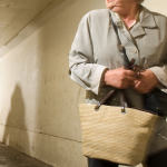 Ladrones persiguiendo a mujer.