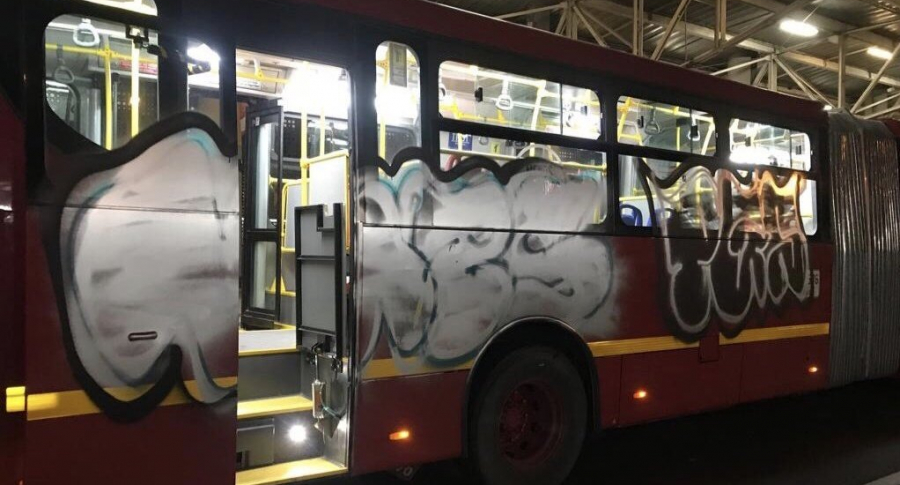 Nuevos buses de Transmilenio vandalizados