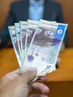 Persona entregando dinero a juez.