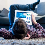 Niño viendo videos de YouTube en tablet