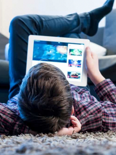 Niño viendo videos de YouTube en tablet