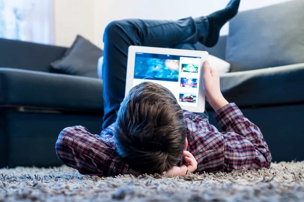 Niño viendo videos de YouTube en tablet