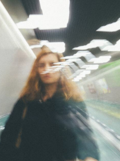 Mujer en una estación de tren.