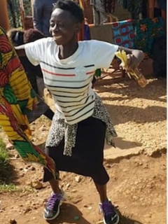 Mujer africana baila.