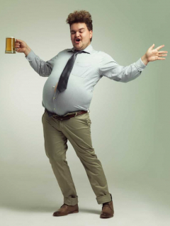 Hombre con barriga cervecera.