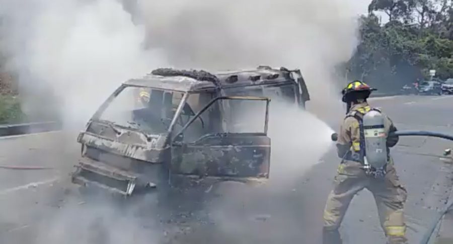 Ambulancia incendiada y destruida en la circunvalar en Bogotá. Imagen Twitter @BomberosBogota