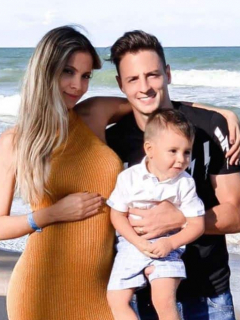 Santiago Arias, futbolista, con su esposa Karin Jiménez, modelo, y su primogénito Thiago.